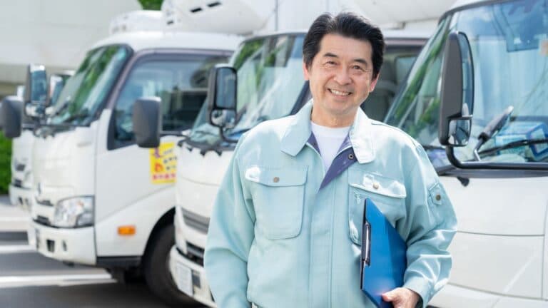 60歳からの挑戦。なぜ今、「陸送ドライバー」がシニア世代に選ばれているのか?