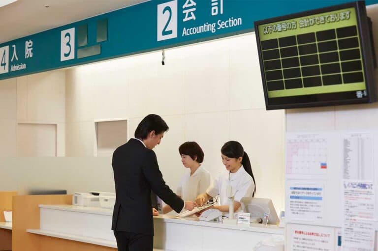 【50代・60代も活躍中】医療事務に興味がありますか?医療事務とは?医療現場を支える事務分野が注目される理由