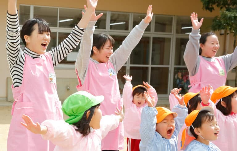 【幼稚園の先生として、幅広い年代の方が活躍中】幼稚園教諭に興味はありますか?子どもの成長を支える教育現場の特徴を知る
